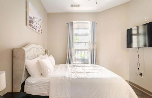 Stylish 1BR Uptown Apartment - Photo 26