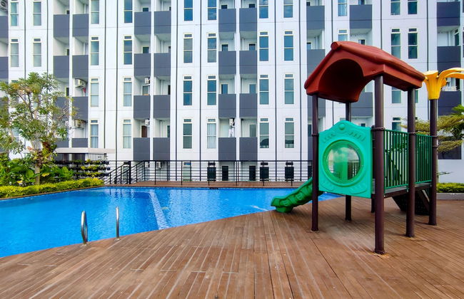 Fancy And Nice 1Br With Extra Room At Amartha View Apartment - Photo 18