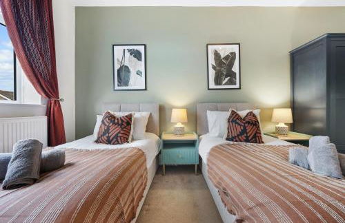LONG TERM STAY SPECIAL OFFER AVAILABLE! 5-Bedroom Spacious, Stunning Design, Sociable Areas & Cosy House Near South Downs Park, Sleeps 11 with GAMES Room, PRIVATE PARKING and GARDEN - by Blue Puffin Stays - Foto 52