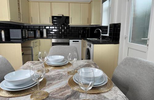 Spacious 3 Bed House Perfect for Contractors & Families with free Wi-fi and Parking - Foto 41