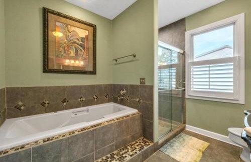 Lake front Keowee Condo with Balcony & Resort Amenities! 20 min to Clemson condo - Foto 23