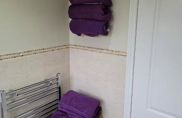 Detached luxury 5 bed house, lanscaped garden, fire pit, parking, can sleep families or workers - Foto 22