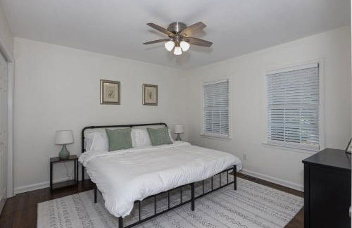 Group Getaway 6BR Near Fort Benning Huge Kitchen Private Yard - Foto 25