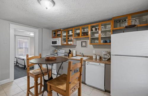 Cozy & Warm 2nd Flr Mid Term Rental - Photo 8