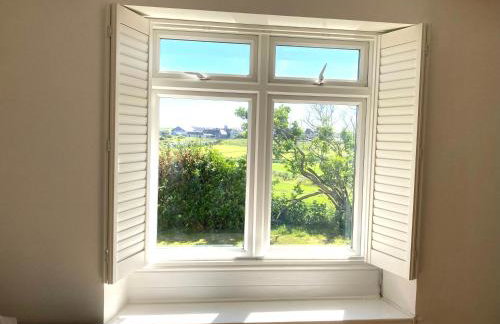 Lovely spacious flat with sea views, sunsets, garden and woodburner - Photo 8