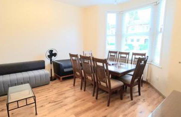 London Luxury 3 bedroom flat, 2 bathrooms, Living Room, free parking, 4 mins to station, garden - Foto 76
