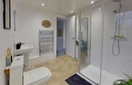 Chic Apartment with Sofa Bed & Netflix - Photo 5