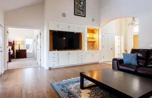 Luxurious 4BR Retreat - Pool Table & Chic Amenities - Photo 9