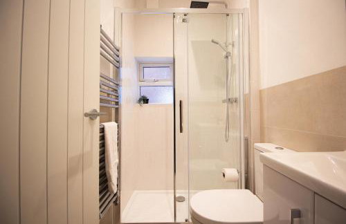 Stylish Cosy 4-Bed Home, Sleeps Up To 10 With Large Sofa Bed, Near Manchester Royal Infirmary & Universities, Free Parking & Ultra-Fast WiFi - Foto 7