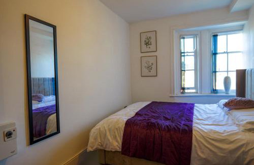 Zeenat Central Bury - Modern 2BR with Free Parking Sleeps 6 - Foto 13