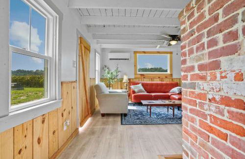 Charming 2BR with Fire Pit on Farm - 10 Min to Wharf - Foto 15