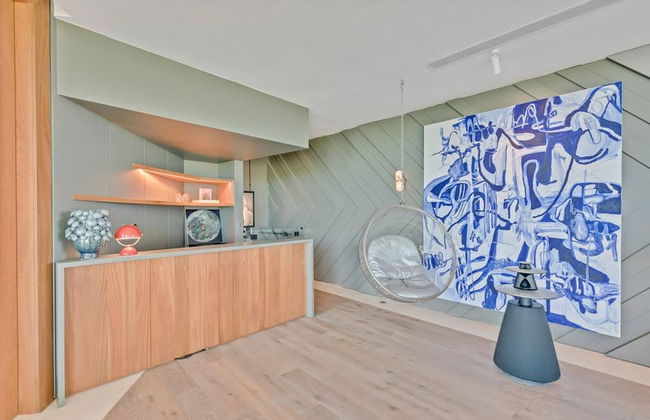 Modern 7BR Villa w Stunning Views of Golf Course - Photo 15