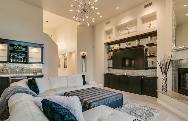 Luxury Contemporary Sanctuary w/ Pool and Views! - Foto 22