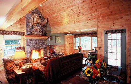 Upscale Fryeburg Cabin Hot Tub and Billiards Table! - Foto 3