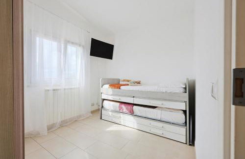 Azure Oasis with parking near the airport & beach - Foto 16