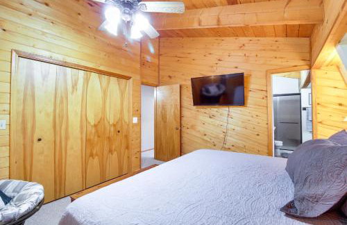 Hot Tub and Games! Lakeside Sherwood Forest Cabin - Foto 12