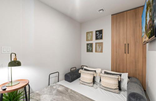 Downtown Condo with Den and Pool Access - Foto 7