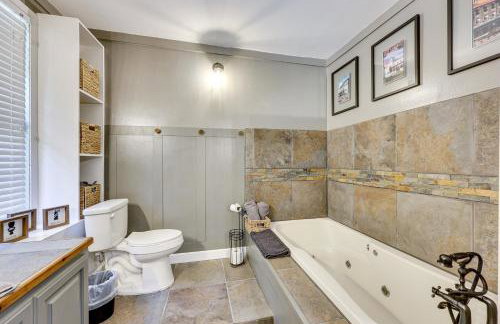 On-Site Creek and Spacious Yard Family Gem in Royal - Foto 18