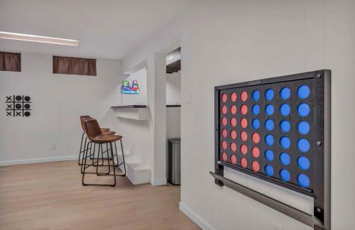 NEW! Modern Retreat Near CLE-Game Room-Renovated - Foto 38