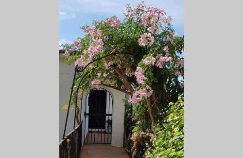 Fabulous refurbished apartment above private villa - Foto 1