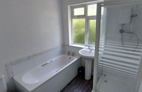 Spacious 3 bed House, Wolverhampton - Photo 10