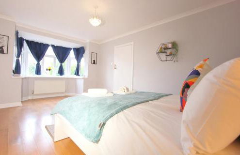 Stunning 3 Bedroom 2 Bathroom Bungalow by CozyNest - Photo 22