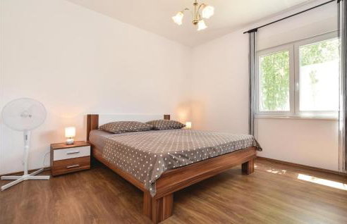 Four-Bedroom Apartment In Srinjine - Photo 14