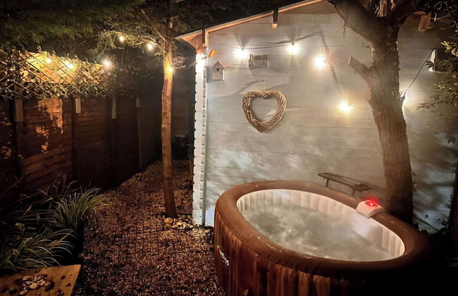 Coastal Cosy Cabin With hot tub - Foto 1