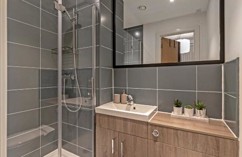 PRIME City Centre Location, THE JUKE BOX SUITE, Secure Gated FREE Parking Space, Unique STYLISH Apartment, AIR CONDITIONING & Two Bathrooms - Photo 11