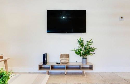 Intracoastal Oasis in a Prime Area w Pool and BBQ - Foto 8