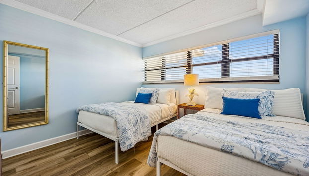 Tastefully Decorated Condo with Scenic Beach Views by RedAwning - Foto 5, Habitación