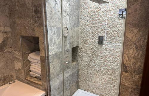 Unique Luxury Home in the heart of London. Air conditioned with private garden - Photo 35