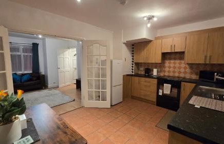 Cosy 3BDR Home With Free Parking In Harrow - Photo 13