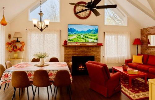 WOW!! Ultimate Pocono Retreat Hot Tub, Game Room, Fire Pit, Near Lakes & Hiking! - Foto 3