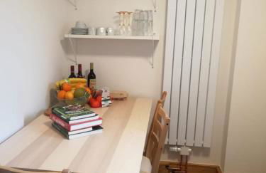 Kleine Galerie Apartment für 3 mit Küche Kamin Netflix Parken und Hofladen - Foto 16