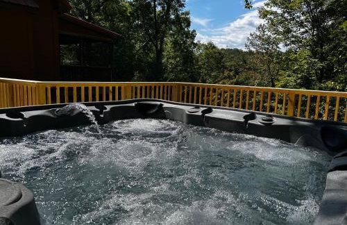 Peaceful Lake Lure Cabin, Hot Tub, Huge Screened Porch, Private Beach - Foto 3