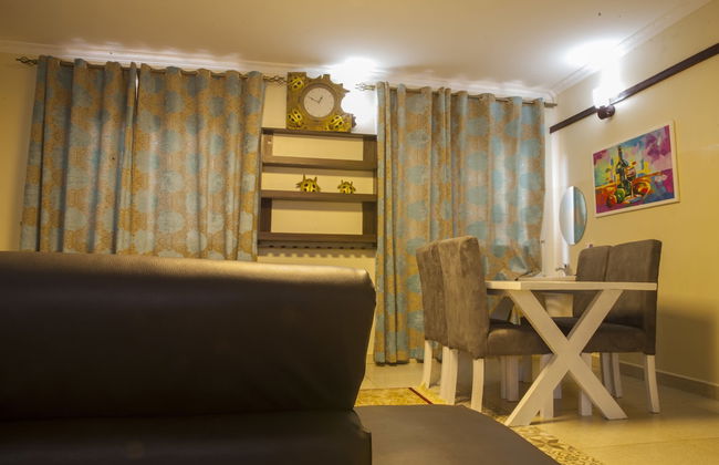 Three Bedroom art themed apartment - Photo 13