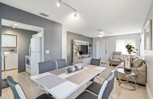 Roxanas 3bed 2bath Home with Modern Interior and BBQ Backyard - Photo 20