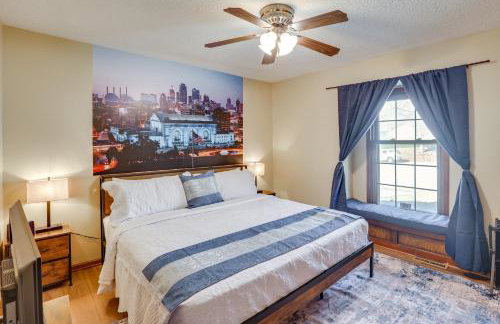 3,000-Sq-Ft Group Getaway with Pool Near Kansas City - Foto 13