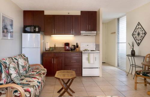 Tropical Studios at Marine Surf Waikiki - FREE PARKING - BEST LOCATION - FULL KITCHEN - SWIMMING POOL - Foto 78
