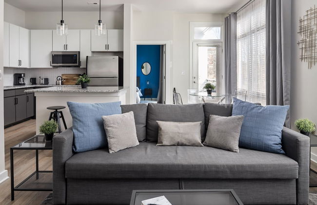 Spacious 2BD With Private Balcony and Free Parking - Foto 44