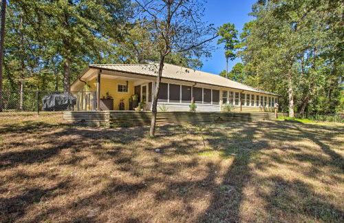 Holly Lake Retreat w/ 2 Community Pools & Yard - Foto 25