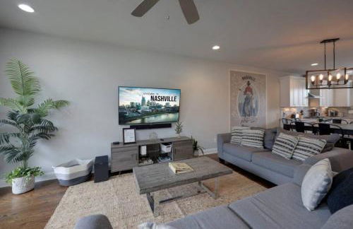 WeHo Nashville Home, Geodis Park, Mini-Golf, Arcade, 10min to Downtown! Sleeps 10! - Foto 9