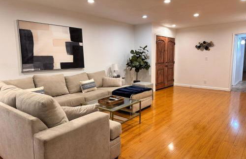 Venice Beach Lux Retreat Coastal Apartment Haven - Photo 14