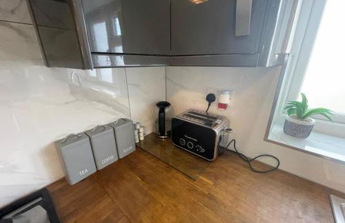 Newly built modern flat with free parking close to London Luton airport and L&D hospital - Photo 4