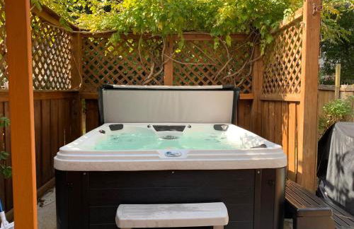 3 Bedroom Cozy Cottage with fenced in backyard and hot tub 4 miles to the beach - Foto 2