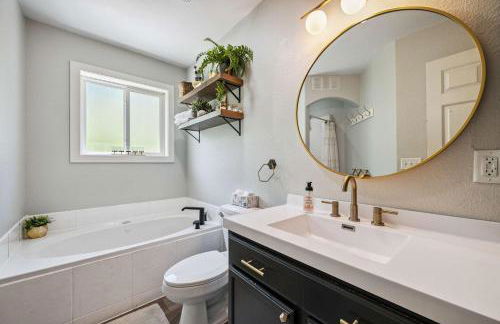 Black Hills Getaway with Hot Tub & Game Room for 18 - Foto 17