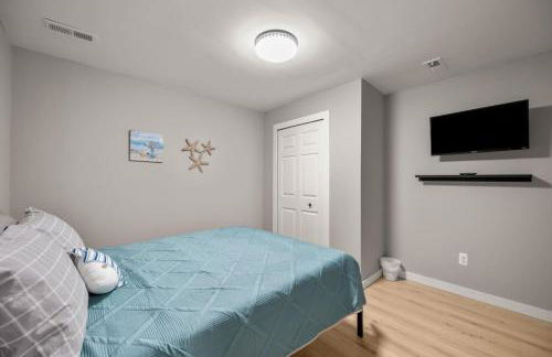 Lakeside Bliss 2BR, 1BA with All Modern Comforts - Foto 33