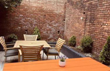 1850s historic Row House 7min train to NYC with private backyard - Foto 28