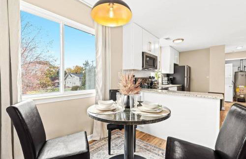 New! Charming Upper Unit in the Heart of Roseville - Foto 4